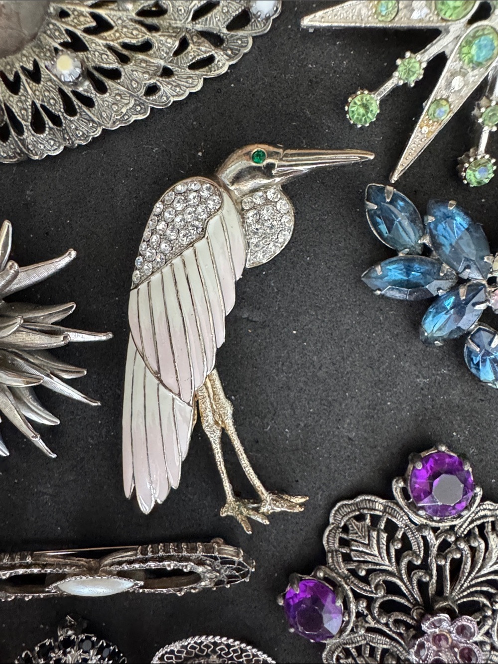 LOT OF TWENTY (20) VINTAGE ASSORTED SILVER TONE & GOLD TONE BROOCHES PINS - Picture 10 of 11